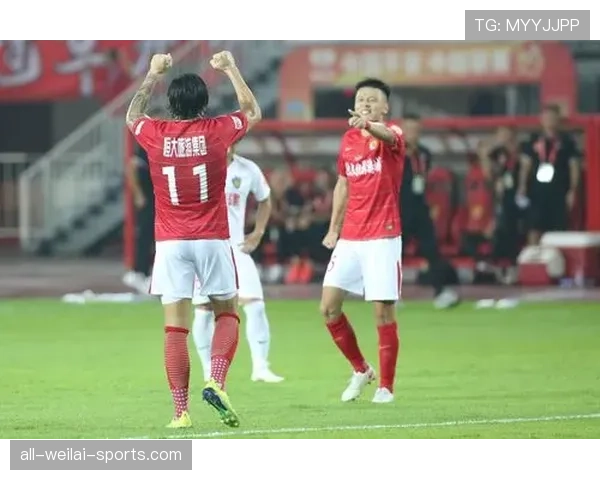 保利尼奥前插如何撕开防线并主导关键战进攻节奏？