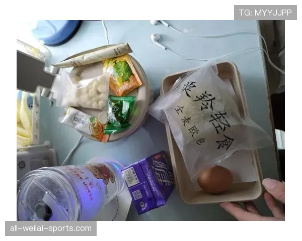 刘洋家的冰箱里只放蛋白粉和冰水，连瓶可乐都找不到