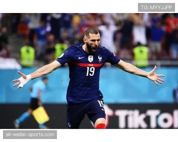 本泽马脱离C罗体系后的进攻效率变化与战术角色转型解析